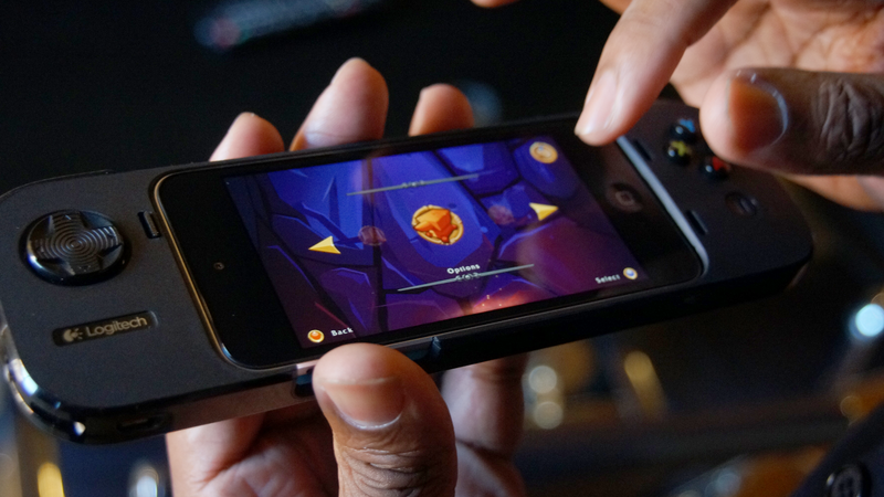 Illustration for article titled The Logitech PowerShell Sure Beats Crappy iPhone Touch Controls